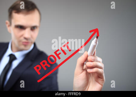 Imprenditore evidenziando la crescita aziendale su un grafico di profitti Foto Stock