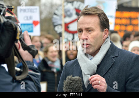 Ben Brown, giornalista della BBC reporting al di fuori di san Tommaso e ospedale per i medici in formazione' sciopero, Feb 10 2016 Foto Stock