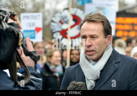 Ben Brown, giornalista della BBC reporting al di fuori di san Tommaso e ospedale per i medici in formazione' sciopero, Feb 10 2016 Foto Stock