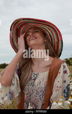 Bel ritratto di una ragazza adolescente di ridere indossando un floppy hat Foto Stock