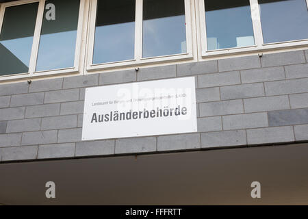 Berlino, 2 febbraio: "Ausländerbehörde" (tedesco per stranieri competente o l'ufficio immigrazione) il 2 febbraio 2016 a Berlino. Foto Stock