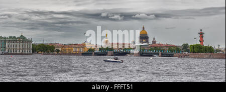 Paesaggio urbano oltre il fiume Neva, San Pietroburgo, Russia Foto Stock