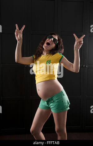 Donna incinta felice fan del brasile calcio team Foto Stock