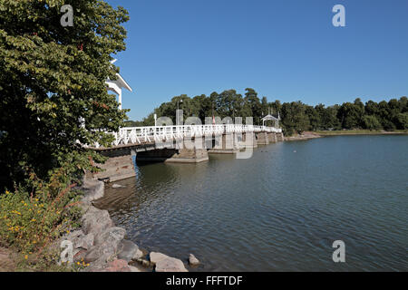 Il ponte, con padiglioni, collegando Seurasaari Isola e Museo Open-Air alla terraferma, Helsinki, Finlandia. Foto Stock