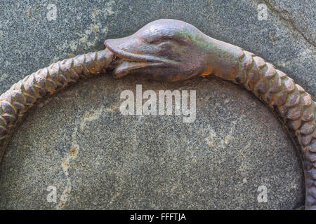 L Uroboros rilievo sulla xviii secolo grave, il Cimitero di Lazzaro, Alexander Nevsky Lavra, San Pietroburgo, Russia Foto Stock