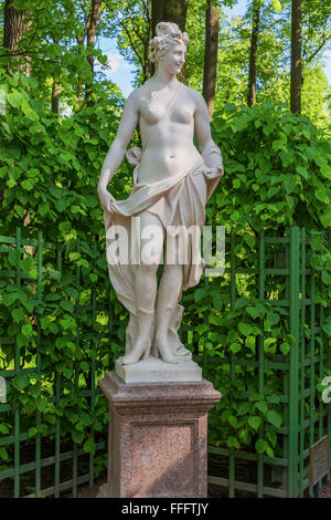 Scultura nel giardino estivo, San Pietroburgo, Russia Foto Stock