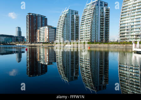 Il City Loft e NV blocchi di appartamenti riflessa in Huron bacino, Salford Quays, Manchester, Inghilterra, Regno Unito Foto Stock