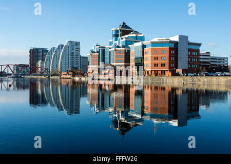 Il City Loft e NV blocchi di appartamenti e il Victoria Building, oltre il bacino di Erie, Salford Quays, Manchester, Inghilterra, Regno Unito Foto Stock