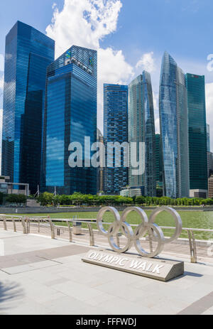 Grattacieli di Marina Bay compresi i complessi della baia di Marina centro finanziario, la vela e uno Raffles Quay, Singapore Foto Stock