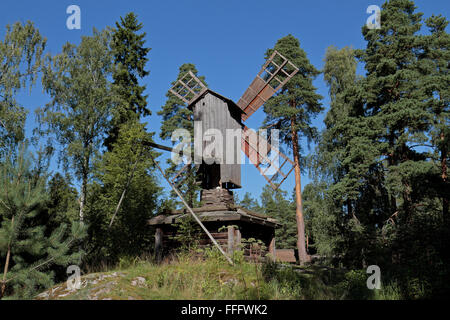 Il mulino a vento di legno (Tuulimylly) sull isola di Seurasaari e Museo Open-Air, Helsinki, Finlandia. Foto Stock