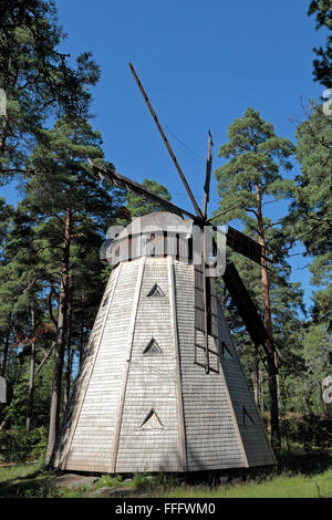 Un finlandese tradizionale mulino a vento in legno sulla isola di Seurasaari e Museo Open-Air, Helsinki, Finlandia. Foto Stock