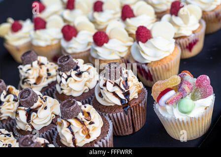 Una selezione di tazza di panna torte. Foto Stock