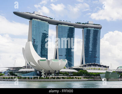 Il Marina Bay Sands e il ArtScience Museum di Marina Bay, Singapore Foto Stock