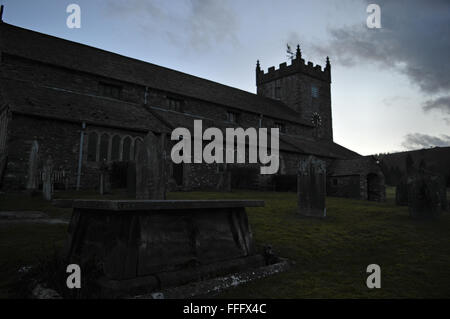 San Michele e Tutti gli Angeli, la chiesa si trova nel villaggio di Hawkshead, Cumbria Foto Stock