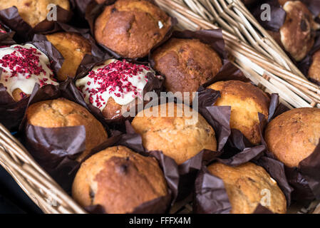 Un cestino di Muffin appena sfornati. Foto Stock