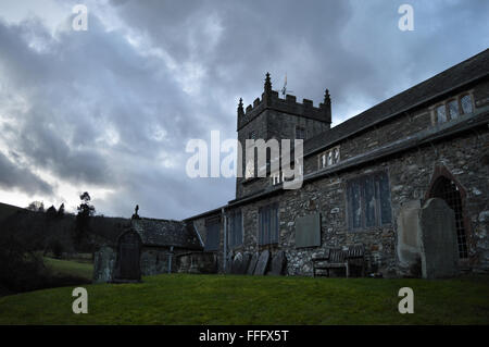San Michele e Tutti gli Angeli chiesa nel villaggio di Hawkshead, Cumbria Foto Stock