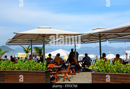 Bar sulla spiaggia di Copacabana a Rio de Janeiro in Brasile Foto Stock