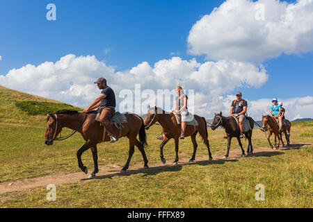 Equitazione, Valle dei sette laghi, montagne del Caucaso, Abkhazia, Georgia Foto Stock