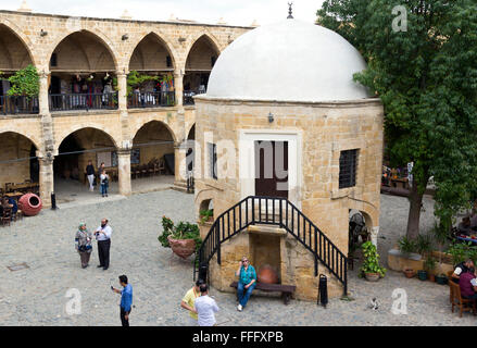 Piccola moschea nel centro corte del Buyuk Han, nella città vecchia, Nicosia, Lefkosa, Repubblica Turca di Cipro del Nord Foto Stock