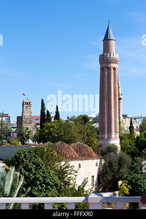 Minareto Yivli nella città vecchia di Antalya, Turchia Foto Stock