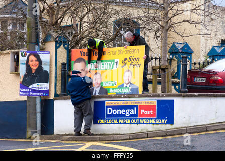 Ardara, County Donegal, Irlanda. 13 febbraio 2016. Poster per generale dei candidati alle elezioni essendo condizionati. Il generale irlandese elezione avrà luogo venerdì, 26 febbraio 2016. Foto di: Credito: Richard Wayman/Alamy Live News Foto Stock