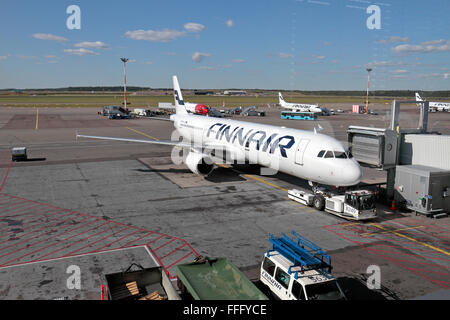 Un Finnair Airbus A321-211 arrivando ad un aeromobile di supporto/cancello in Aeroporto Helsinki-Vantaa , Finlandia. Foto Stock