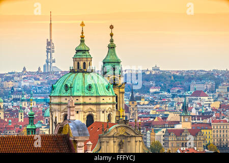 Praga, Nicholas Cathedral e Zizkov Tower. Repubblica ceca Foto Stock