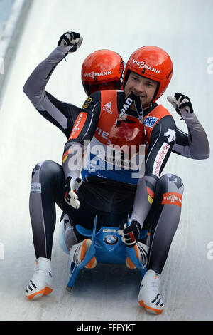 Altenberg, Germania. Xiii Febbraio, 2016. Toni Eggert (anteriore) und Sascha Benecken di Germania celebrano la loro vittoria duirng uomini doppio alla Coppa del Mondo di slittino a Altenberg, Germania, 13 febbraio 2016. Foto: ARNO BURGI/dpa/Alamy Live News Foto Stock