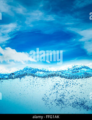 Molte bolle di aria in acqua vicino, astratto onda di acqua con bolle su uno sfondo di cielo blu Foto Stock