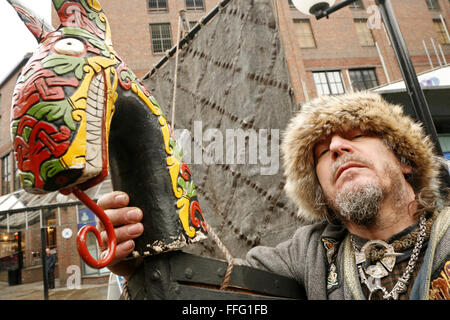 York, Regno Unito, 13 febbraio 2016. L annuale Jorvik Viking Festival, la più grande del suo genere in Europa, si apre per un week-long program - non influenzata dalle conseguenze del nuovo anno inondazioni - di Viking-relativi eventi e manifestazioni in tutta la città. Al Viking encampment in Coppergate è Russ Scott, Viking nome "RIG", con il suo Viking barca a vela. Credito: David soulsby/Alamy Live News Foto Stock