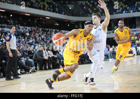 Londra, UK, 12 febbraio 2016. London Lions" Andre Lockhart (6) con la palla mentre Surrey Scorchers' Elvisi Dusha (12) difendere durante il London Lions vs. Surrey Scorchers BBL gioco presso la casella di rame Arena del Parco Olimpico. Credito: Rastislav Kolesar/Alamy Live News Foto Stock