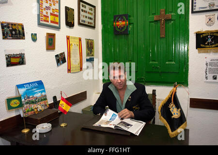 Hermandad de Antiguos Caballeros Legionarios a Barcellona. La Fraternità di veterani cavalieri legionari. Gesù Cañadas, presidente dell'associazione. Foto Stock