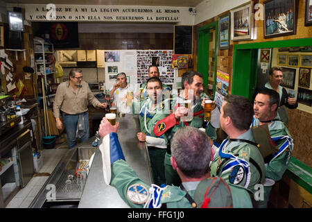 Hermandad de Antiguos Caballeros Legionarios a Barcellona. La Fraternità di veterani cavalieri legionari. Bere birra in mensa. Foto Stock