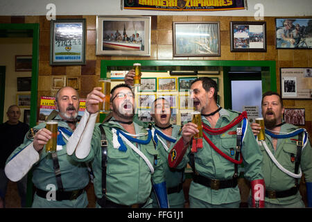 Hermandad de Antiguos Caballeros Legionarios a Barcellona. La Fraternità di veterani cavalieri legionari. Bere birra in mensa. Foto Stock