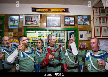 Hermandad de Antiguos Caballeros Legionarios a Barcellona. La Fraternità di veterani cavalieri legionari. Bere birra in mensa. Foto Stock