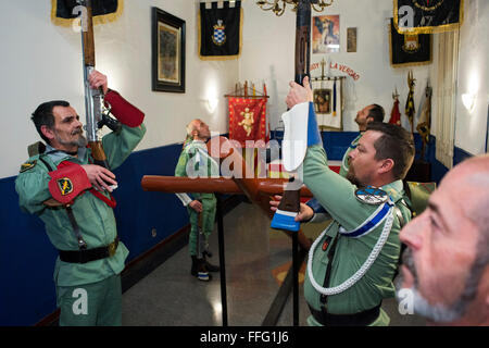 Hermandad de Antiguos Caballeros Legionarios a Barcellona. La Fraternità di veterani cavalieri legionari. Preparare la Settimana Santa processione. Foto Stock