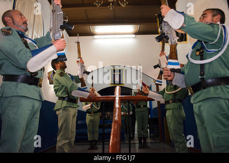 Hermandad de Antiguos Caballeros Legionarios a Barcellona. La Fraternità di veterani cavalieri legionari. Preparare la Settimana Santa processione. Foto Stock