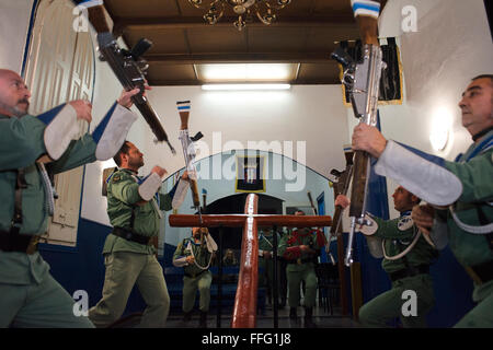 Hermandad de Antiguos Caballeros Legionarios a Barcellona. La Fraternità di veterani cavalieri legionari. Preparare la Settimana Santa processione. Foto Stock