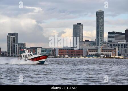 Liverpool barca pilota con il Liverpool Waterfront dietro. Foto Stock