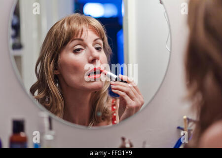 Donna matura il rossetto. Foto Stock