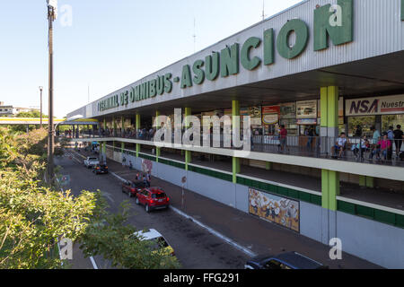 Asuncion, Paraguay. 13 febbraio 2016. Vista esterna del Terminal de Omnibus de Asuncion (terminal degli autobus di Asuncion), è visibile durante questa mattina soleggiata ad Asuncion, Paraguay. Credit: Andre M. Chang/Alamy Live News Foto Stock