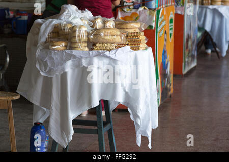 Asuncion in Paraguay. Il 13 febbraio, 2016. Tipica del Paraguay chipa sono in vendita presso il Terminal de Ómnibus de Asunción (Asuncion Bus Terminal), è visto durante questa mattina di sole in Asuncion in Paraguay. Chipa è un tipo di forno, formaggi-rotoli aromatizzato, un tradizionale snack e cibo a colazione in Paraguay. © Andre M. Chang/ARDUOPRESS/Alamy Live News Foto Stock