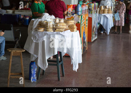 Asuncion in Paraguay. Il 13 febbraio, 2016. Tipica del Paraguay chipa sono in vendita presso il Terminal de Ómnibus de Asunción (Asuncion Bus Terminal), è visto durante questa mattina di sole in Asuncion in Paraguay. Chipa è un tipo di forno, formaggi-rotoli aromatizzato, un tradizionale snack e cibo a colazione in Paraguay. © Andre M. Chang/ARDUOPRESS/Alamy Live News Foto Stock