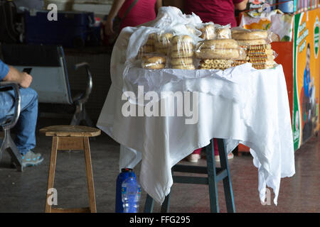 Asuncion in Paraguay. Il 13 febbraio, 2016. Tipica del Paraguay chipa sono in vendita presso il Terminal de Ómnibus de Asunción (Asuncion Bus Terminal), è visto durante questa mattina di sole in Asuncion in Paraguay. Chipa è un tipo di forno, formaggi-rotoli aromatizzato, un tradizionale snack e cibo a colazione in Paraguay. © Andre M. Chang/ARDUOPRESS/Alamy Live News Foto Stock