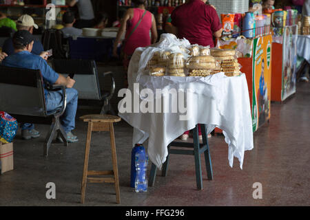 Asuncion in Paraguay. Il 13 febbraio, 2016. Tipica del Paraguay chipa sono in vendita presso il Terminal de Ómnibus de Asunción (Asuncion Bus Terminal), è visto durante questa mattina di sole in Asuncion in Paraguay. Chipa è un tipo di forno, formaggi-rotoli aromatizzato, un tradizionale snack e cibo a colazione in Paraguay. © Andre M. Chang/ARDUOPRESS/Alamy Live News Foto Stock