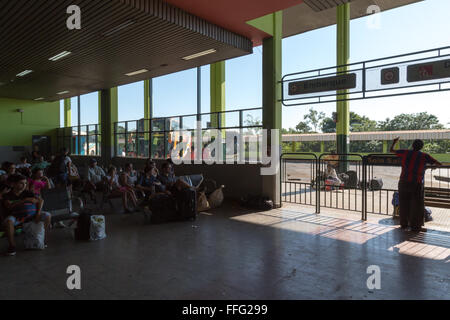 Asuncion in Paraguay. Il 13 febbraio, 2016. La gente di attendere presso la zona di imbarco, terminal de Ómnibus de Asunción (Asuncion Bus Terminal), è visto durante questa mattina di sole in Asuncion in Paraguay. © Andre M. Chang/ARDUOPRESS/Alamy Live News Foto Stock