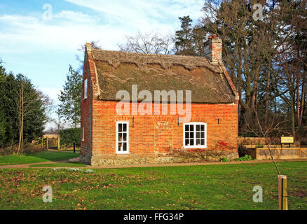 Una vista di rospo foro Cottage su Norfolk Broads come Hill, Ludham, Norfolk, Inghilterra, Regno Unito. Foto Stock