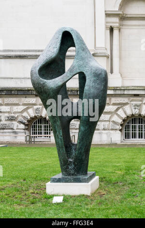 In bronzo del 1959-60 da Barbara Hepworth, figura per il paesaggio. Foto Stock