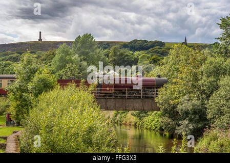 Il Granchio ' ' Mogul locomotore attraversando il fiume Irwell sulla East Lancashire railway. a Ramsbottom stazione. Foto Stock