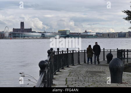 Woodside, Birkenhead, mostrando Liverpool Cattedrale anglicana, centro conferenze e Echo Arena sul lungomare. Foto Stock